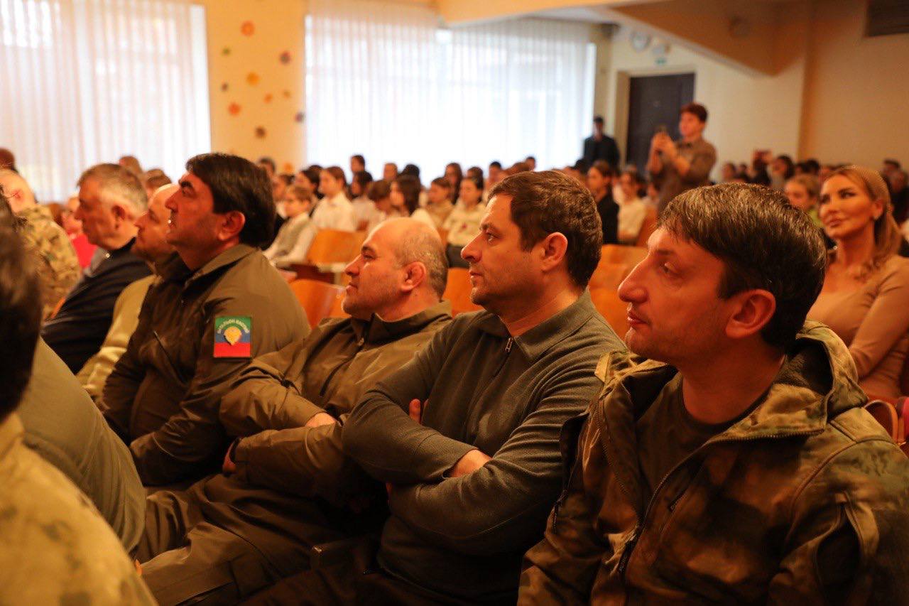 650 подарков для школьников луганской СОШ №18 привезли из Дагестана