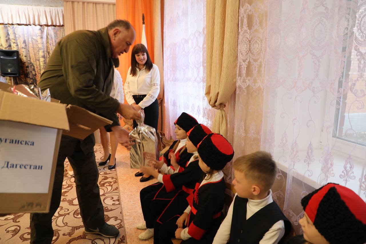 Абдулмуслим Абдулмуслимов передал более 200 подарков детскому саду «Березка» в Луганске