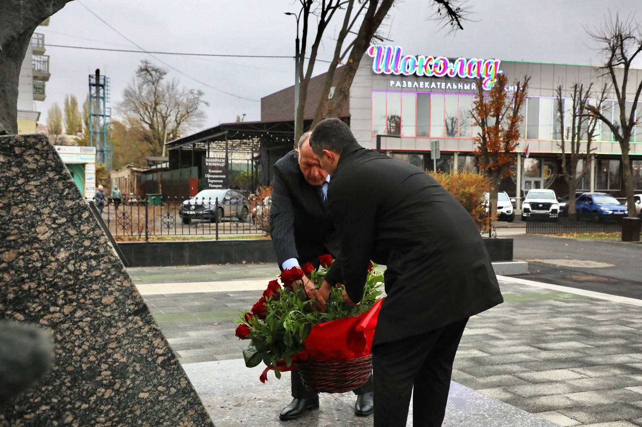 Абдулмуслим Абдулмуслимов возложил цветы к Пилону Славы и памятнику «Журавли» в Луганске