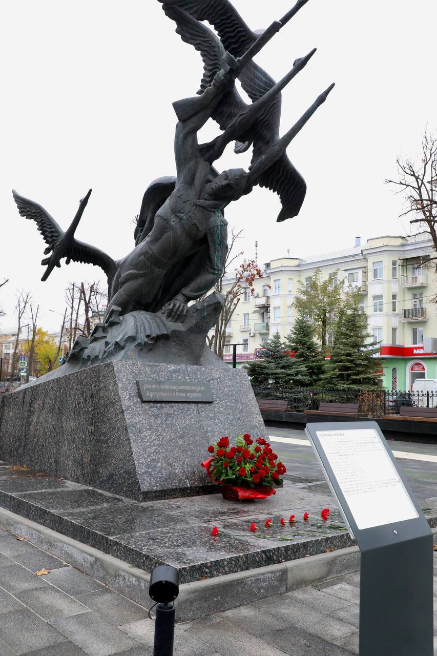 Абдулмуслим Абдулмуслимов возложил цветы к Пилону Славы и памятнику «Журавли» в Луганске