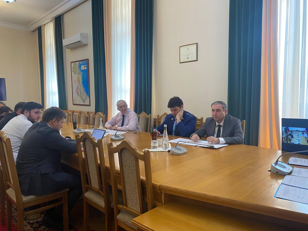 Вопросы установления седьмой подзоны приаэродромной территории аэродрома Уйташ обсудили в Правительстве Дагестана