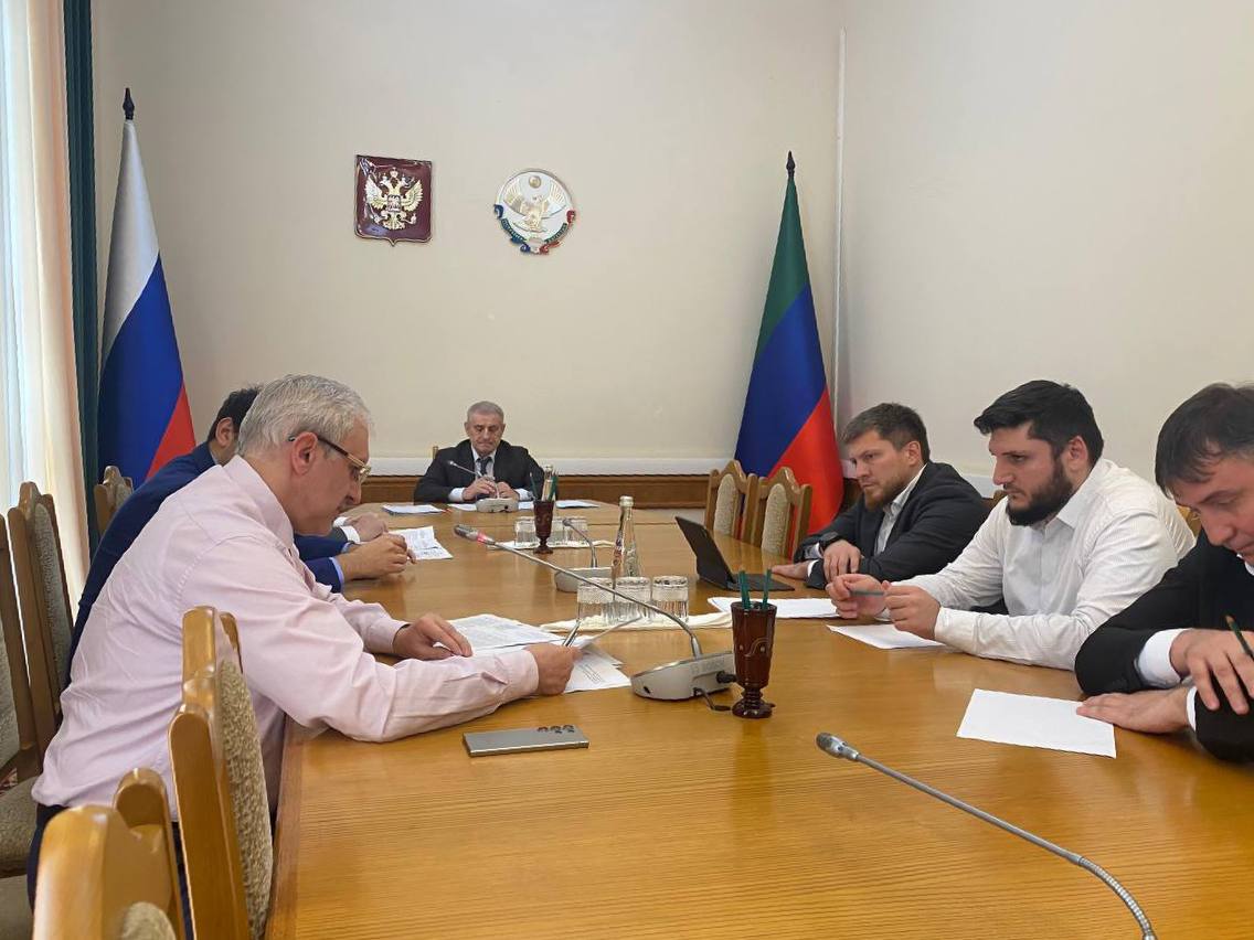 Вопросы установления седьмой подзоны приаэродромной территории аэродрома Уйташ обсудили в Правительстве Дагестана