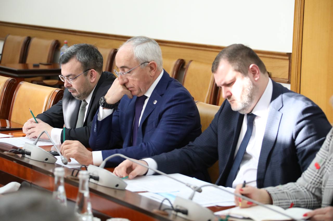 Абдулмуслим Абдулмуслимов провел совещание по вопросу исполнения республиканского бюджета