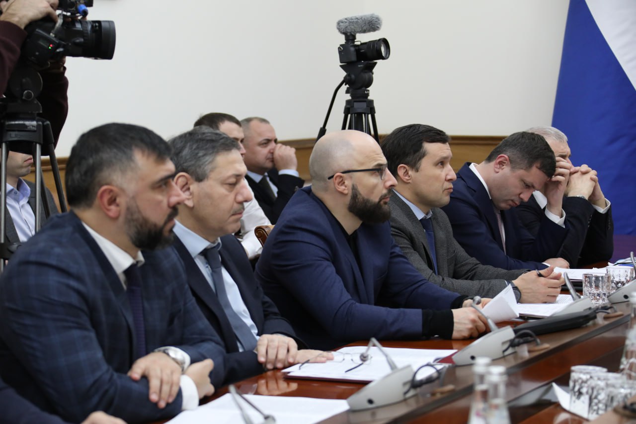 Абдулмуслим Абдулмуслимов провел итоговое заседание Комиссии по противодействию незаконному обороту промышленной продукции