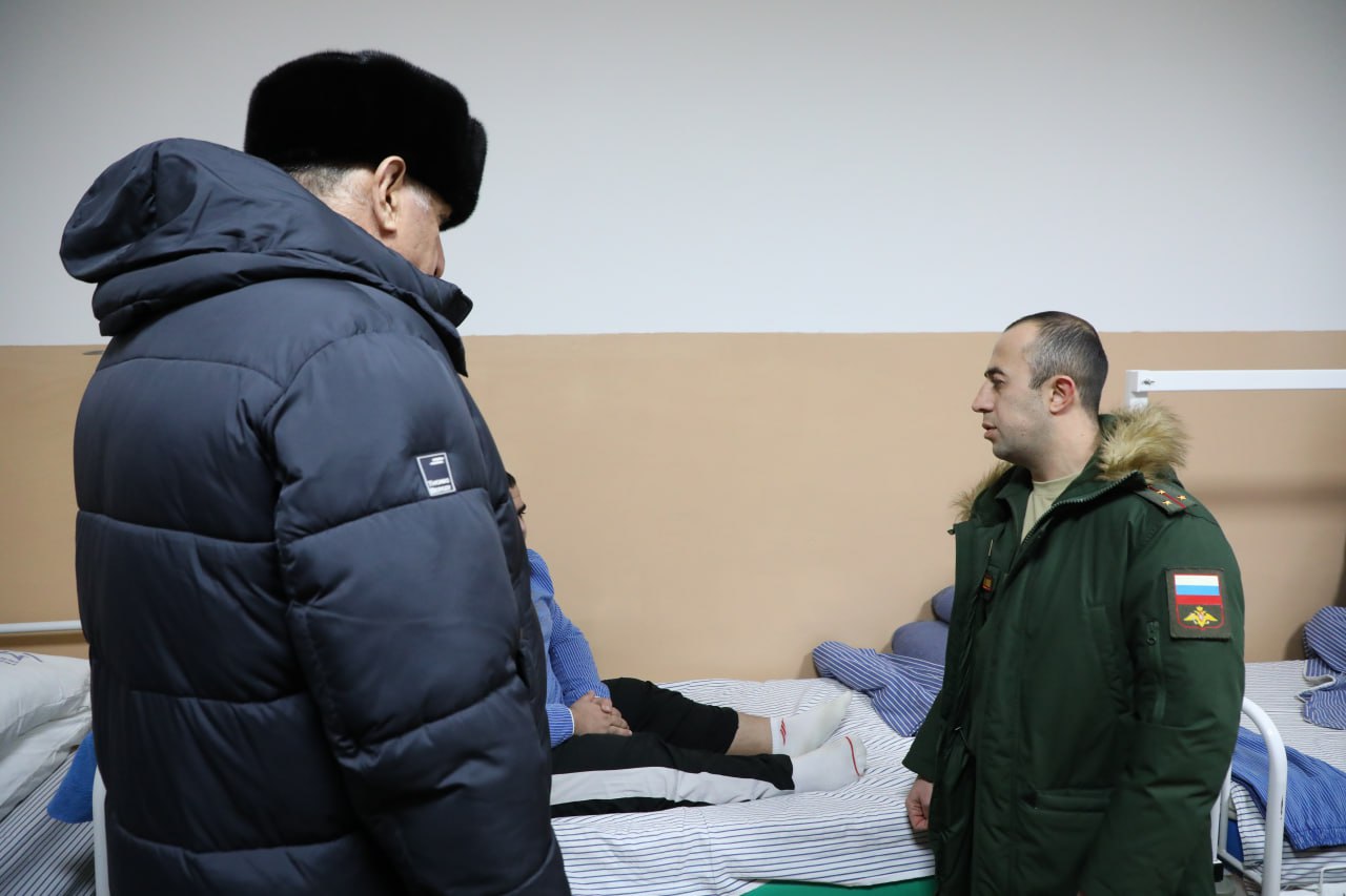 Абдулмуслим Абдулмуслимов посетил военный госпиталь в Буйнакске в преддверии Нового года