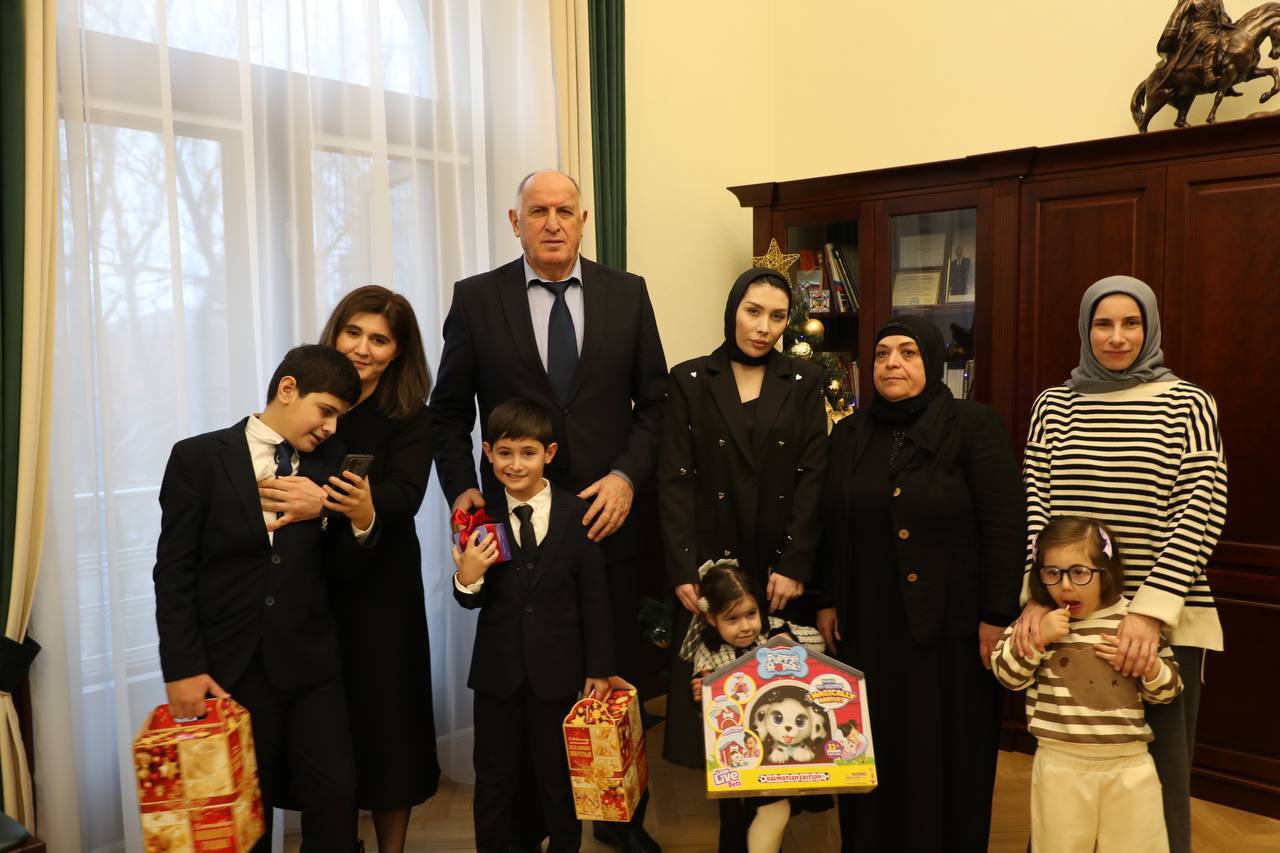 Абдулмуслим Абдулмуслимов исполнил мечты особенных детей и дочери погибшего участника СВО