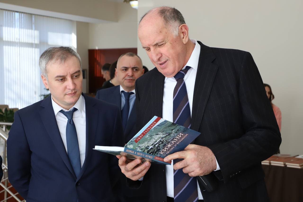 Абдулмуслим Абдулмуслимов наградил около 30 работников дагестанских СМИ в День российской печати