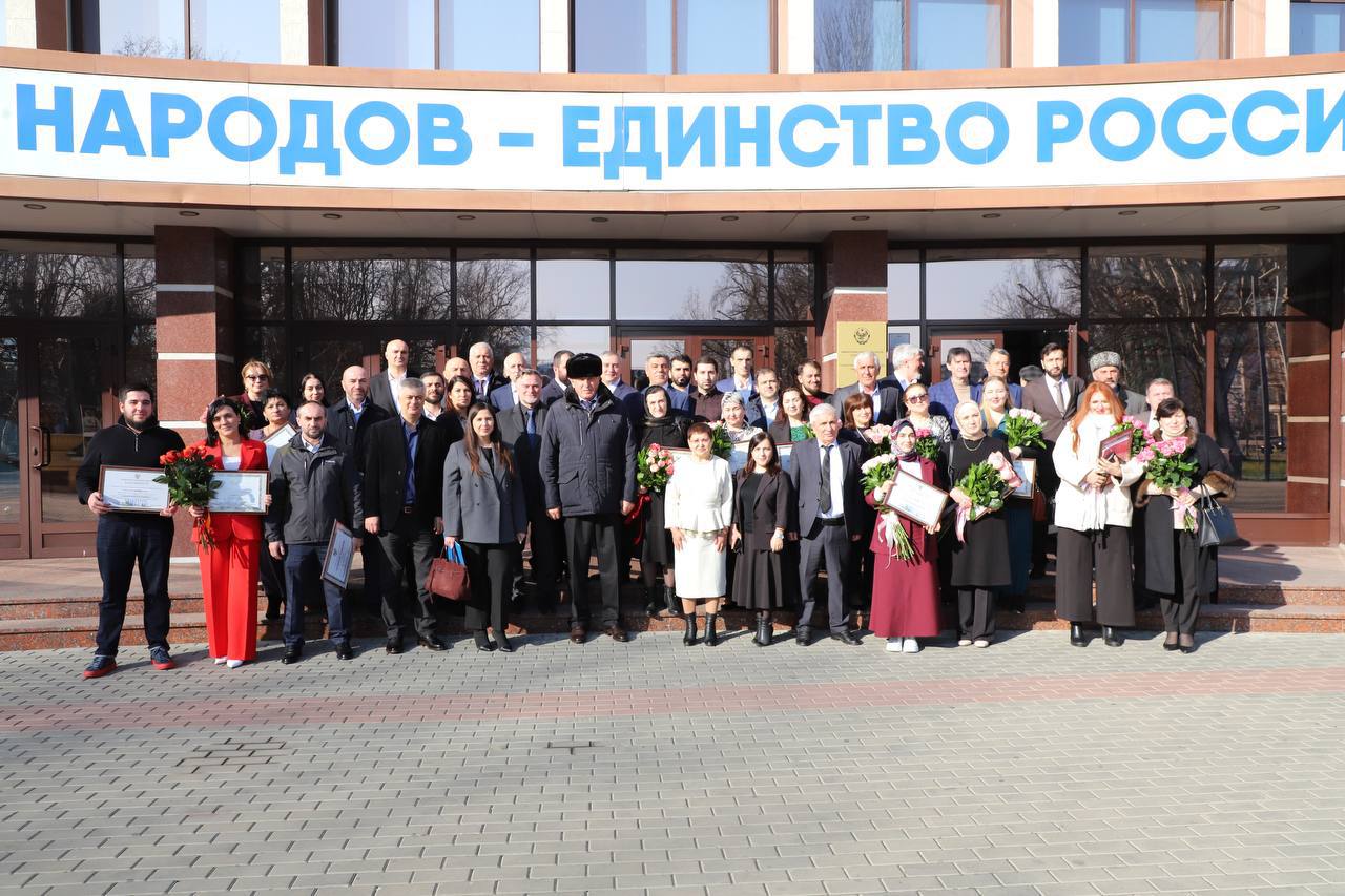 Абдулмуслим Абдулмуслимов наградил около 30 работников дагестанских СМИ в День российской печати