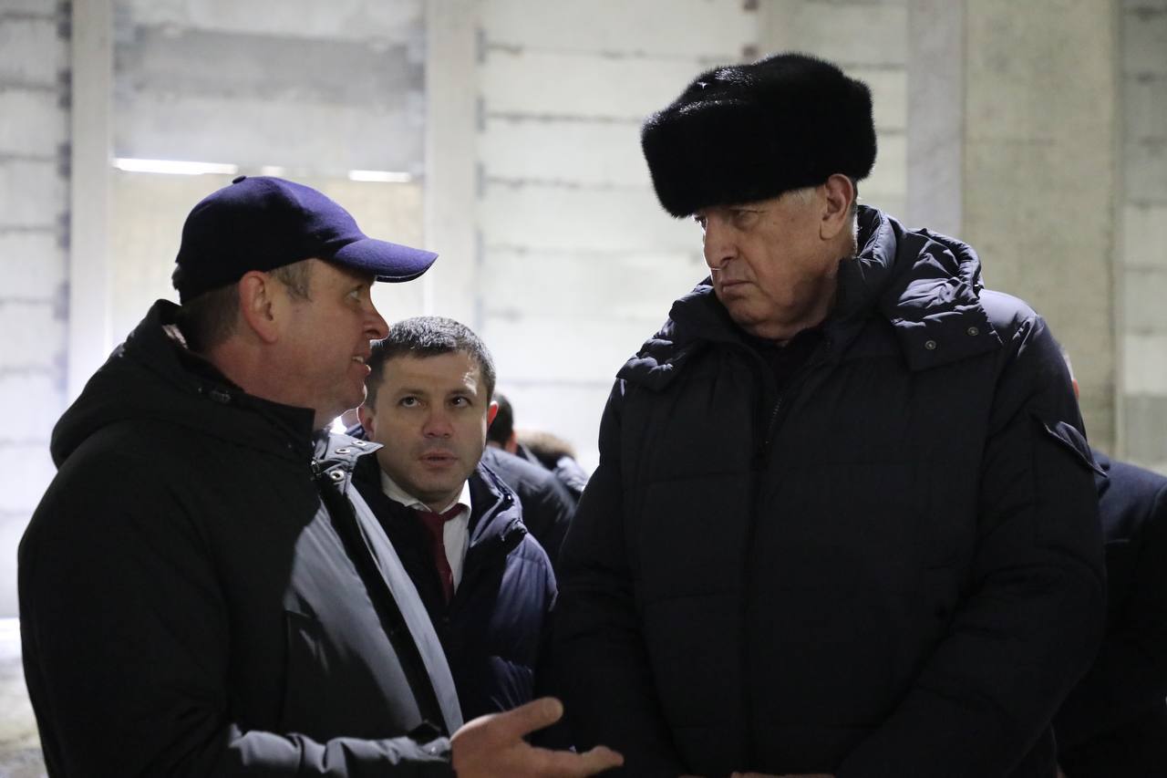 Абдулмуслим Абдулмуслимов ознакомился с ходом строительства склада «Озон»