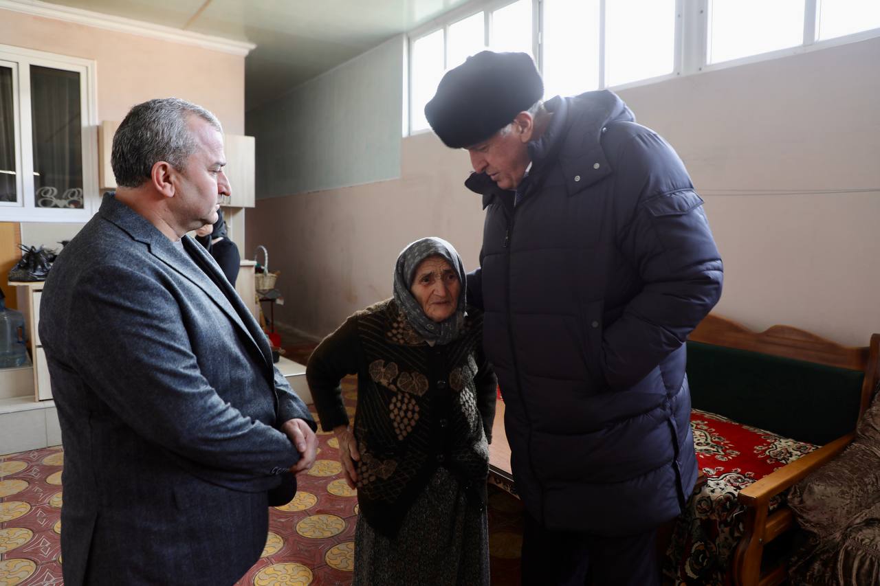 Абдулмуслим Абдулмуслимов навестил вдову и мать погибших участников СВО