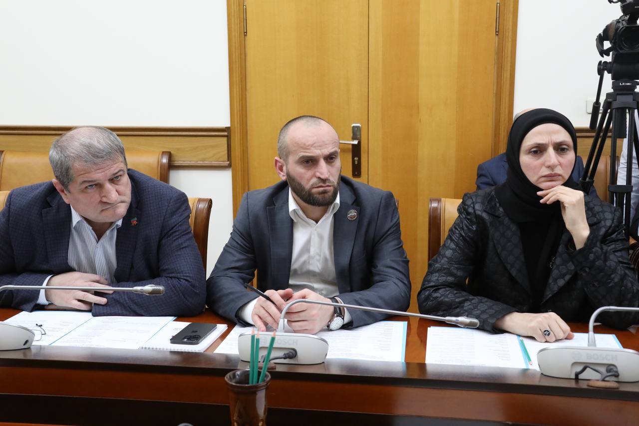 Абдулмуслим Абдулмуслимов провел совещание по подготовке к заседанию оргкомитета «Победа»