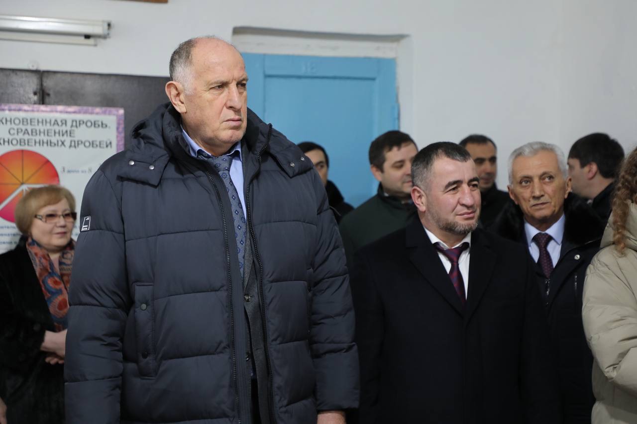 Абдулмуслим Абдулмуслимов осмотрел школу в ДагОгнях, построенную в 30-х годах прошлого века