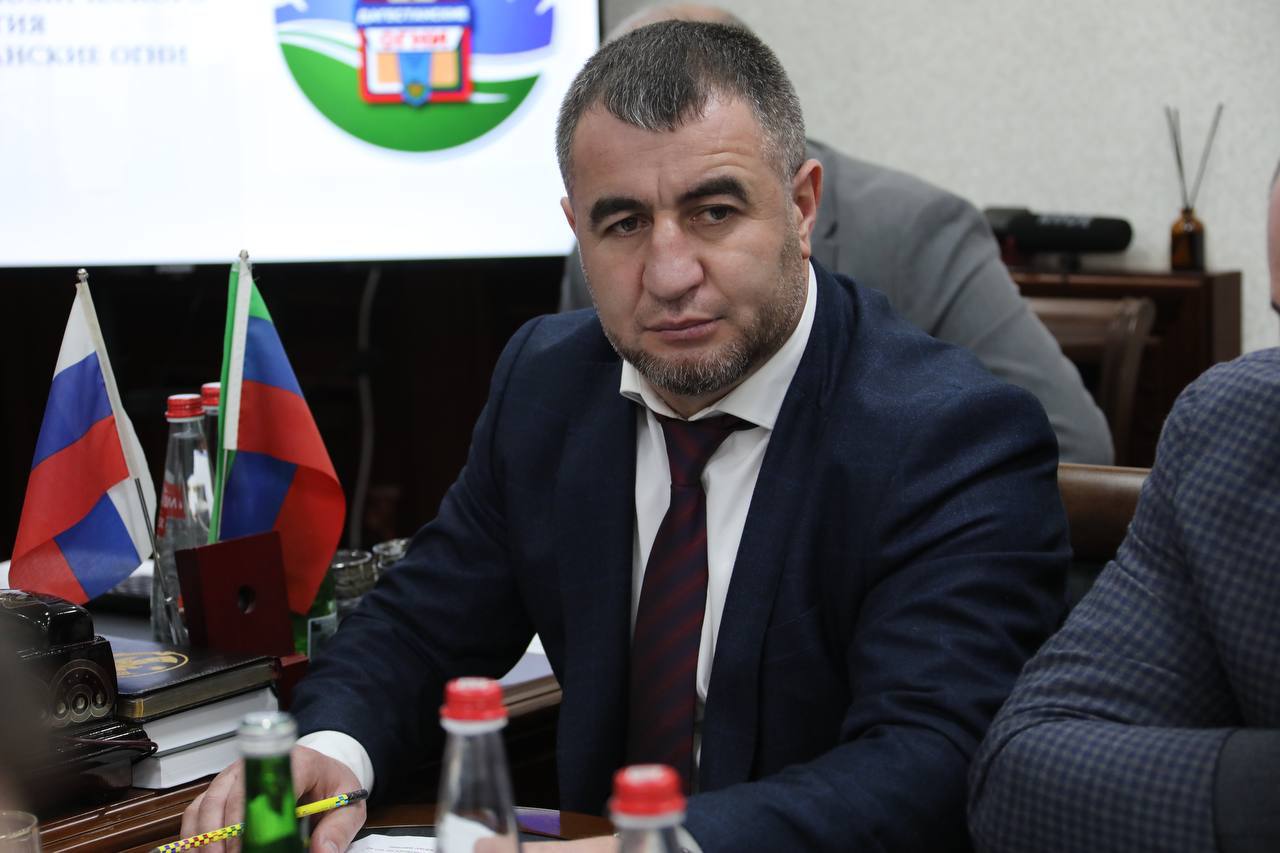 Абдулмуслим Абдулмуслимов провел совещание по развитию г. Дагестанские Огни