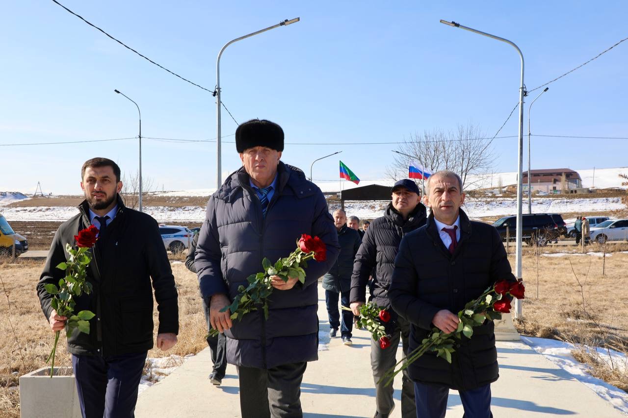 Абдулмуслим Абдулмуслимов посетил «Сад памяти» и почтил память погибших военнослужащих-выходцев из Акушинского района
