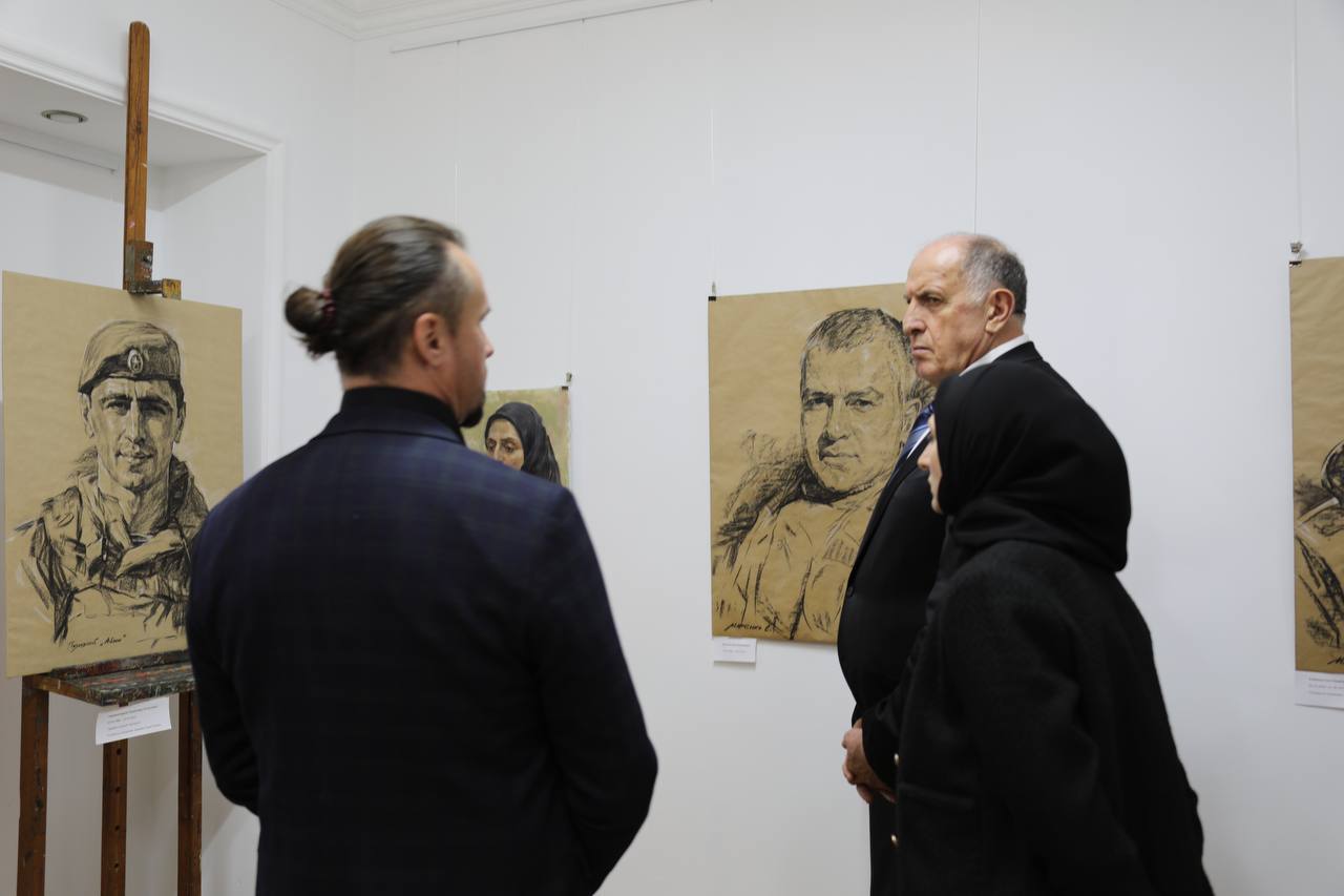 Абдулмуслим Абдулмуслимов посетил выставку «Уголь Донбасса», посвященную героям СВО