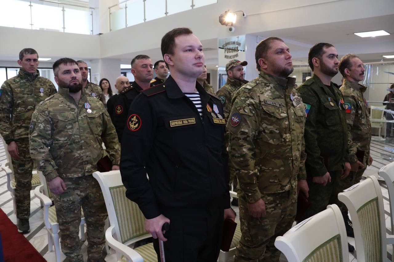 Абдулмуслим Абдулмуслимов в преддверии Дня защитника Отечества вручил государственные награды
