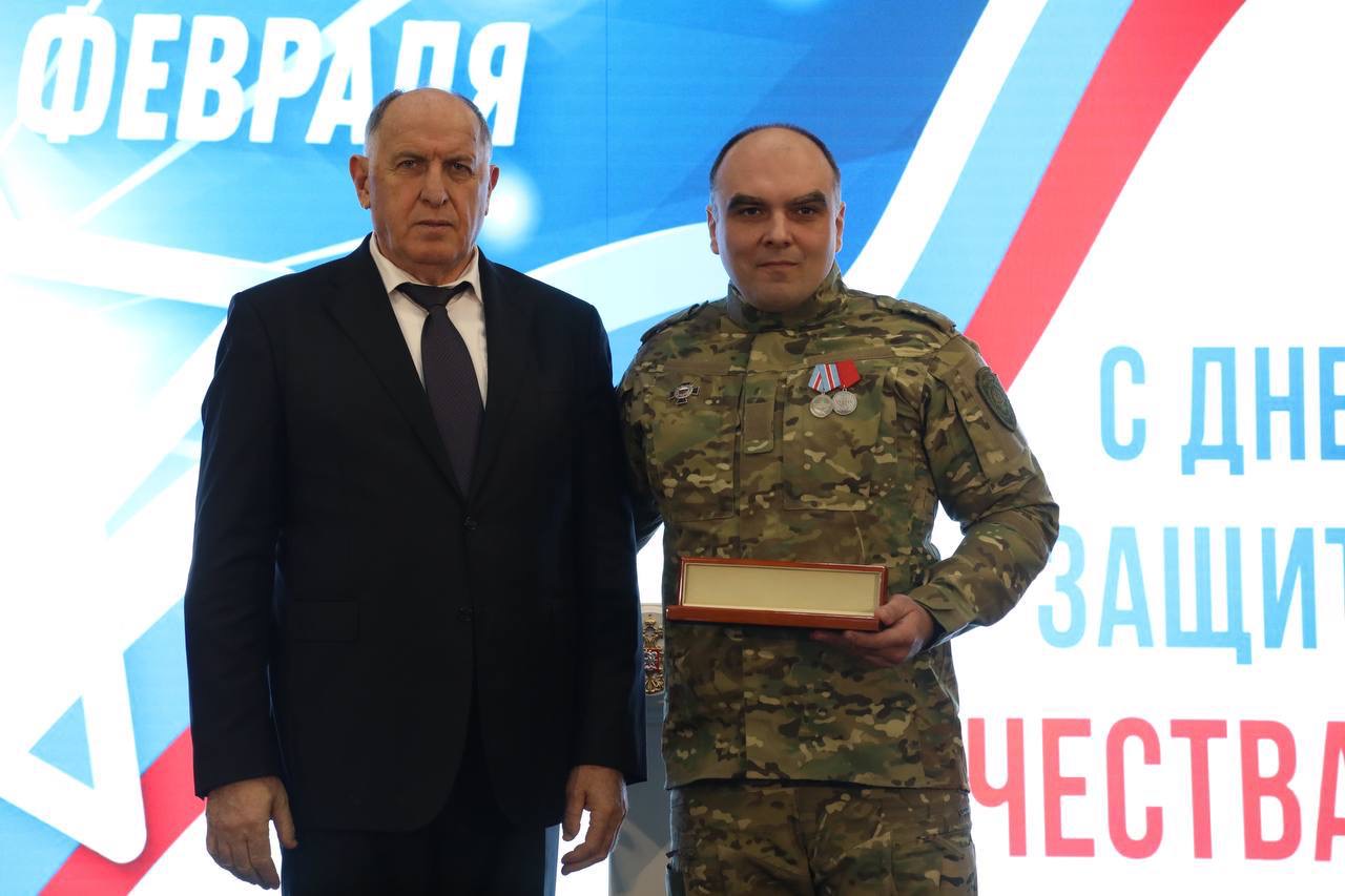 Абдулмуслим Абдулмуслимов в преддверии Дня защитника Отечества вручил государственные награды