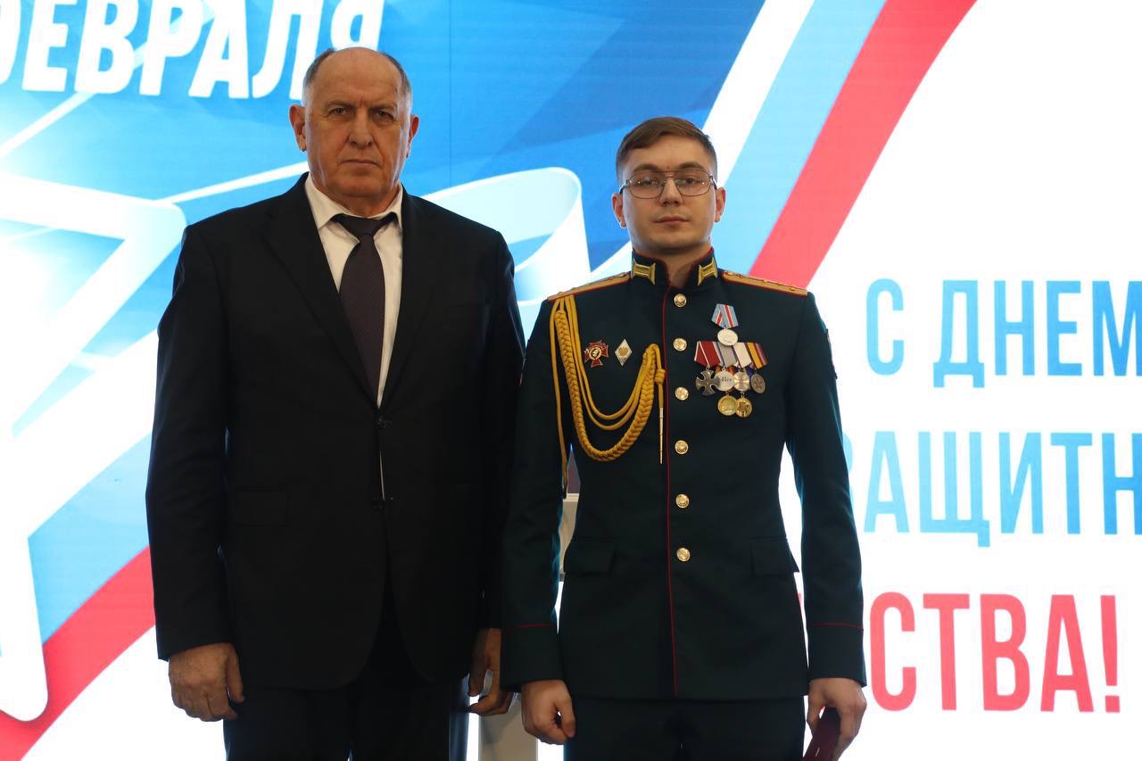 Абдулмуслим Абдулмуслимов в преддверии Дня защитника Отечества вручил государственные награды