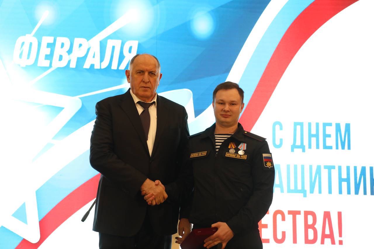 Абдулмуслим Абдулмуслимов в преддверии Дня защитника Отечества вручил государственные награды