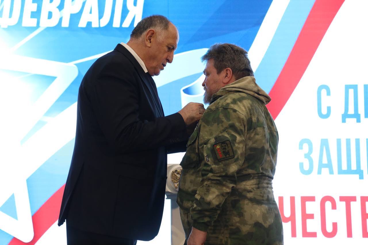 Абдулмуслим Абдулмуслимов в преддверии Дня защитника Отечества вручил государственные награды