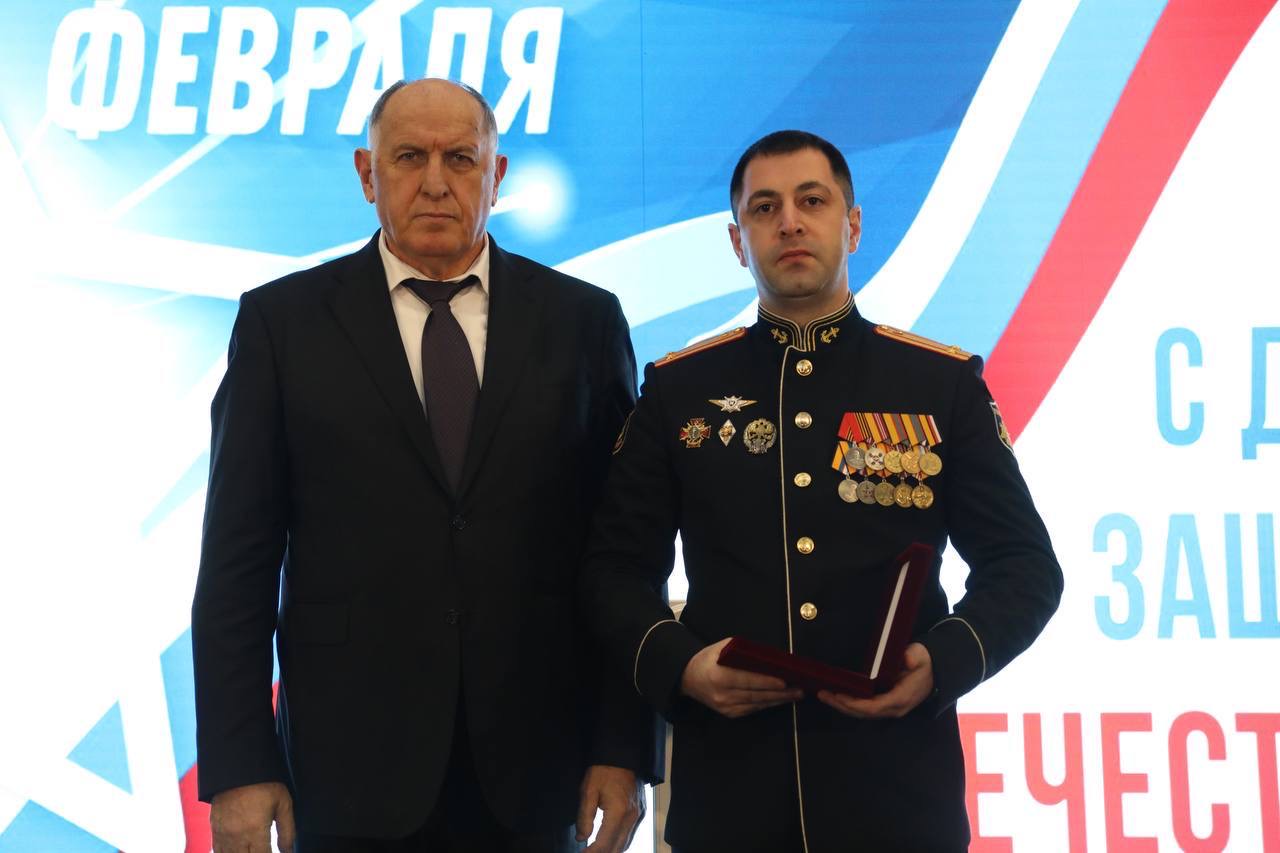 Абдулмуслим Абдулмуслимов в преддверии Дня защитника Отечества вручил государственные награды