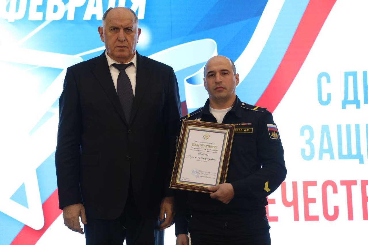 Абдулмуслим Абдулмуслимов в преддверии Дня защитника Отечества вручил государственные награды