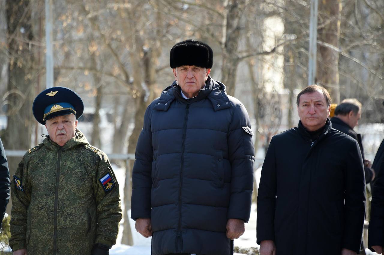 Абдулмуслим Абдулмуслимов возложил цветы к Вечному огню у памятника Воину-Освободителю