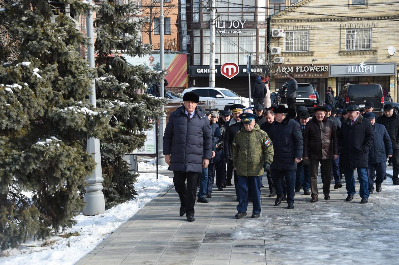 Абдулмуслим Абдулмуслимов возложил цветы к Вечному огню у памятника Воину-Освободителю