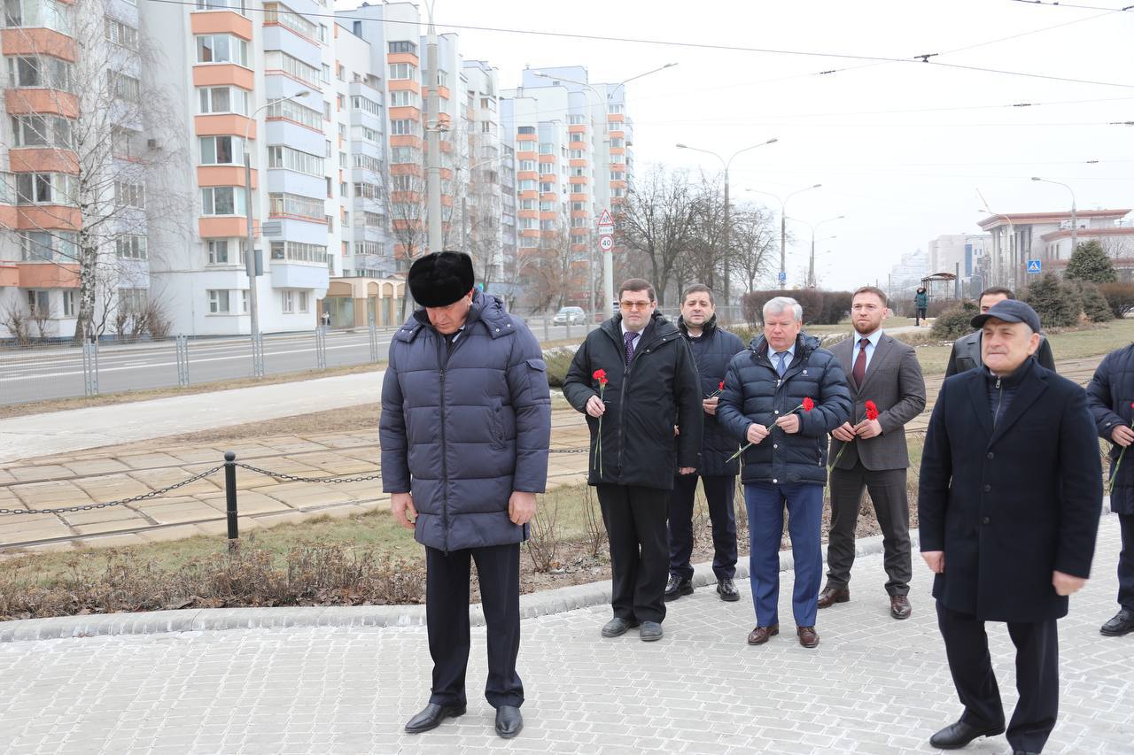 Абдулмуслим Абдулуслимов возложил цветы к памятнику Александра Невского в Минске