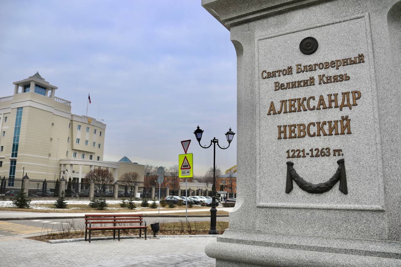 Абдулмуслим Абдулуслимов возложил цветы к памятнику Александра Невского в Минске