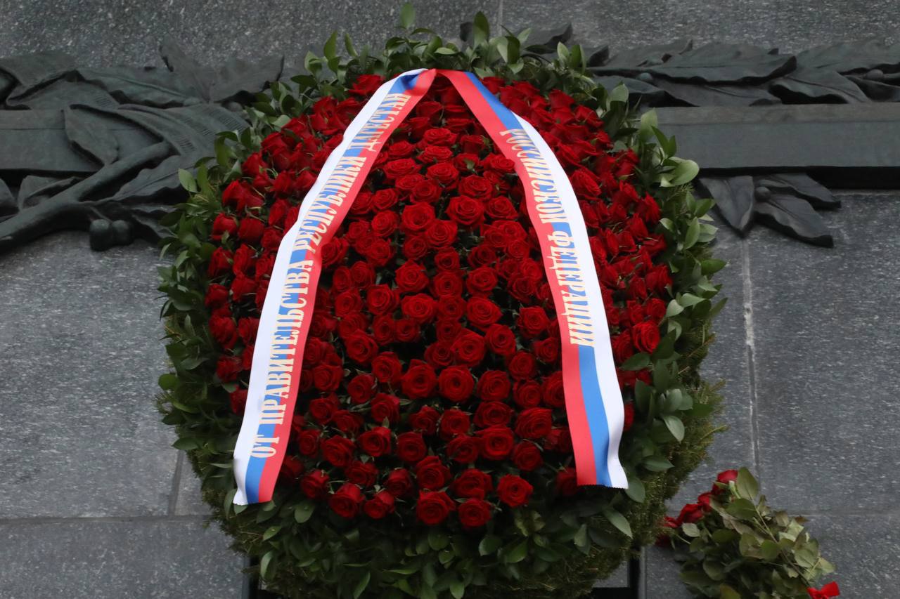 Абдулмуслим Абдулмуслимов возложил цветы к монументу Победы в Минске