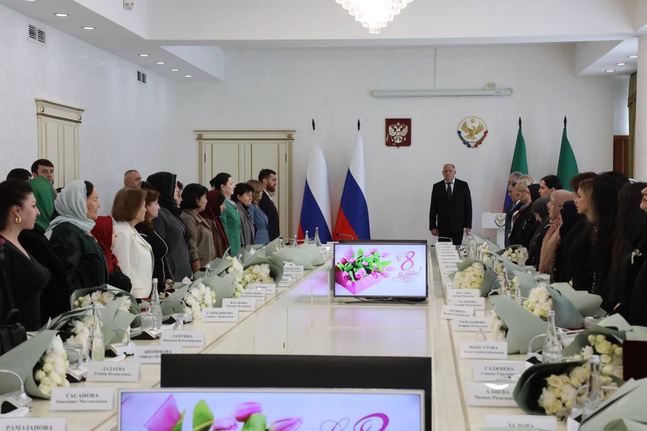 Абдулмуслим Абдулмуслимов в канун 8 марта вручил госнаграды 40 дагестанкам