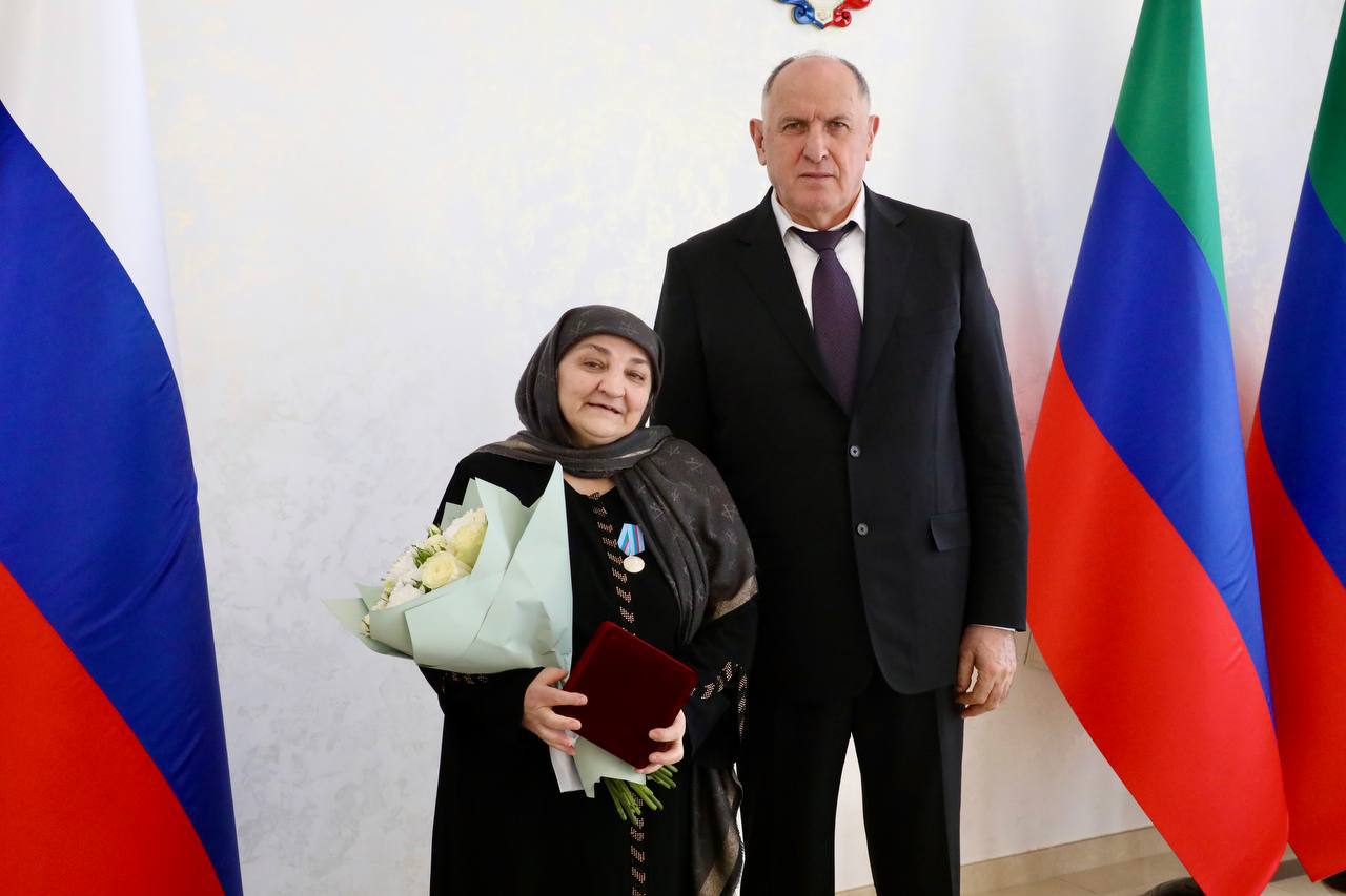Абдулмуслим Абдулмуслимов в канун 8 марта вручил госнаграды 40 дагестанкам
