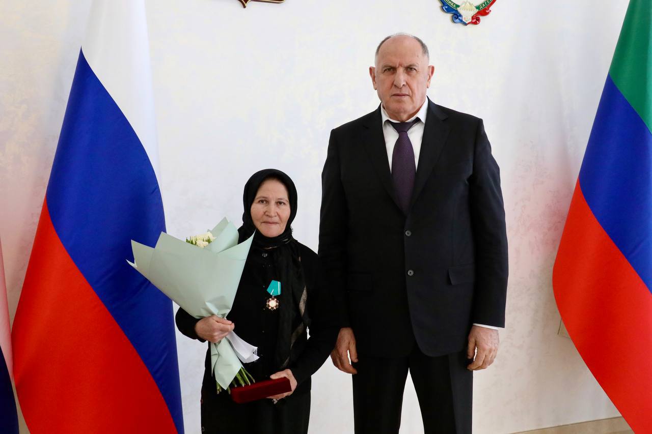 Абдулмуслим Абдулмуслимов в канун 8 марта вручил госнаграды 40 дагестанкам