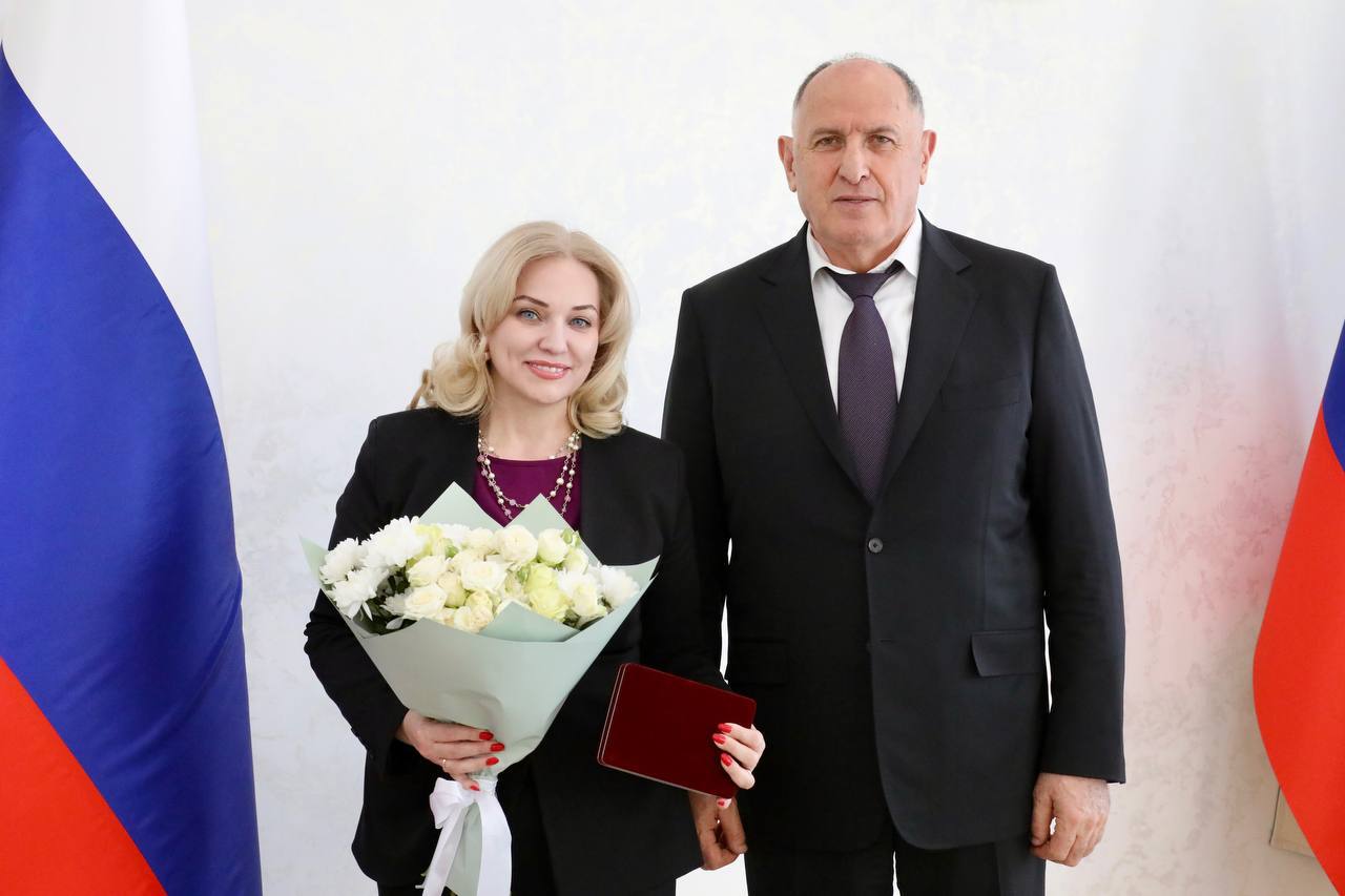 Абдулмуслим Абдулмуслимов в канун 8 марта вручил госнаграды 40 дагестанкам