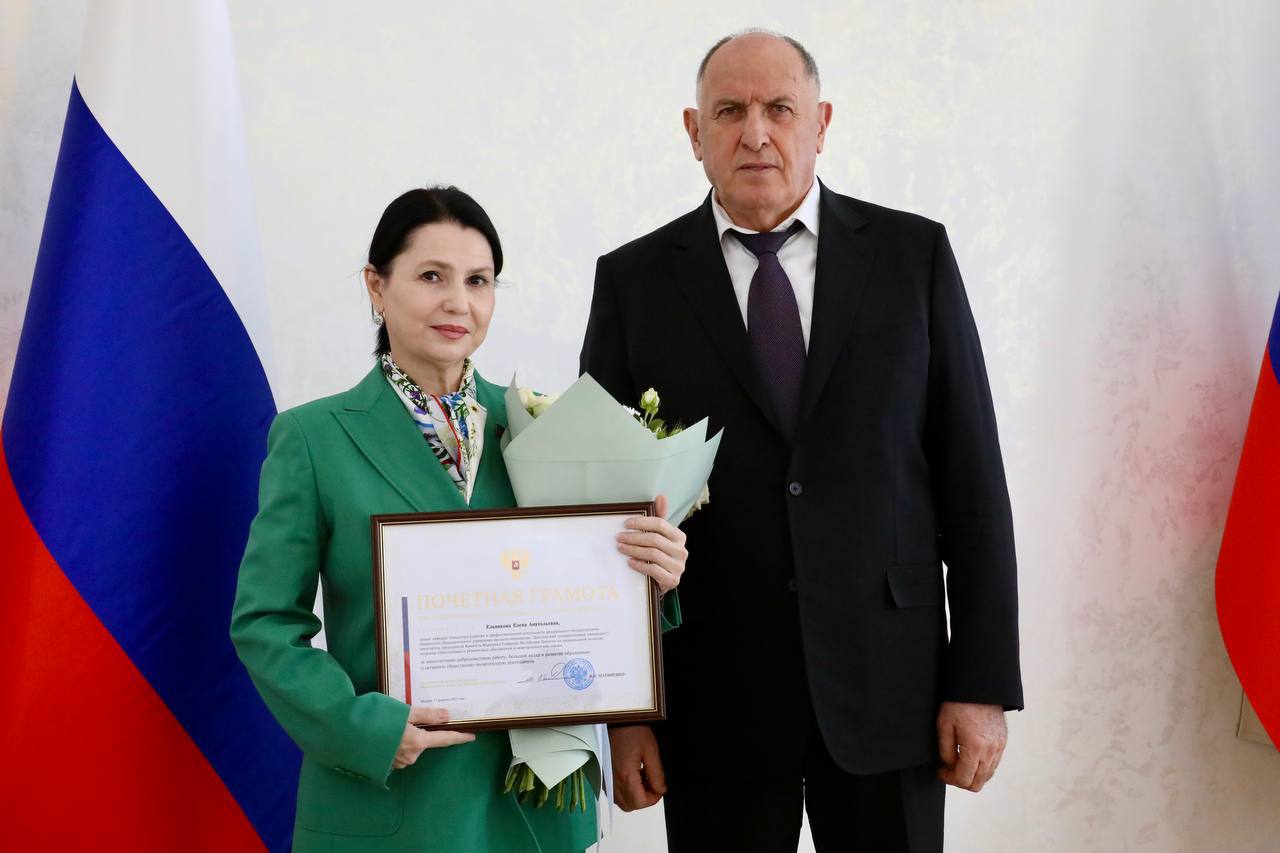 Абдулмуслим Абдулмуслимов в канун 8 марта вручил госнаграды 40 дагестанкам