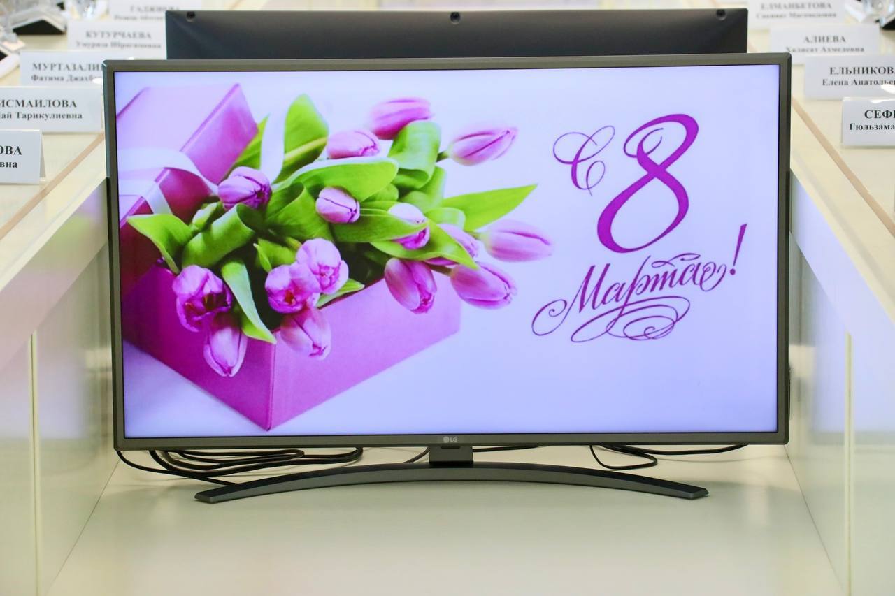 Абдулмуслим Абдулмуслимов в канун 8 марта вручил госнаграды 40 дагестанкам