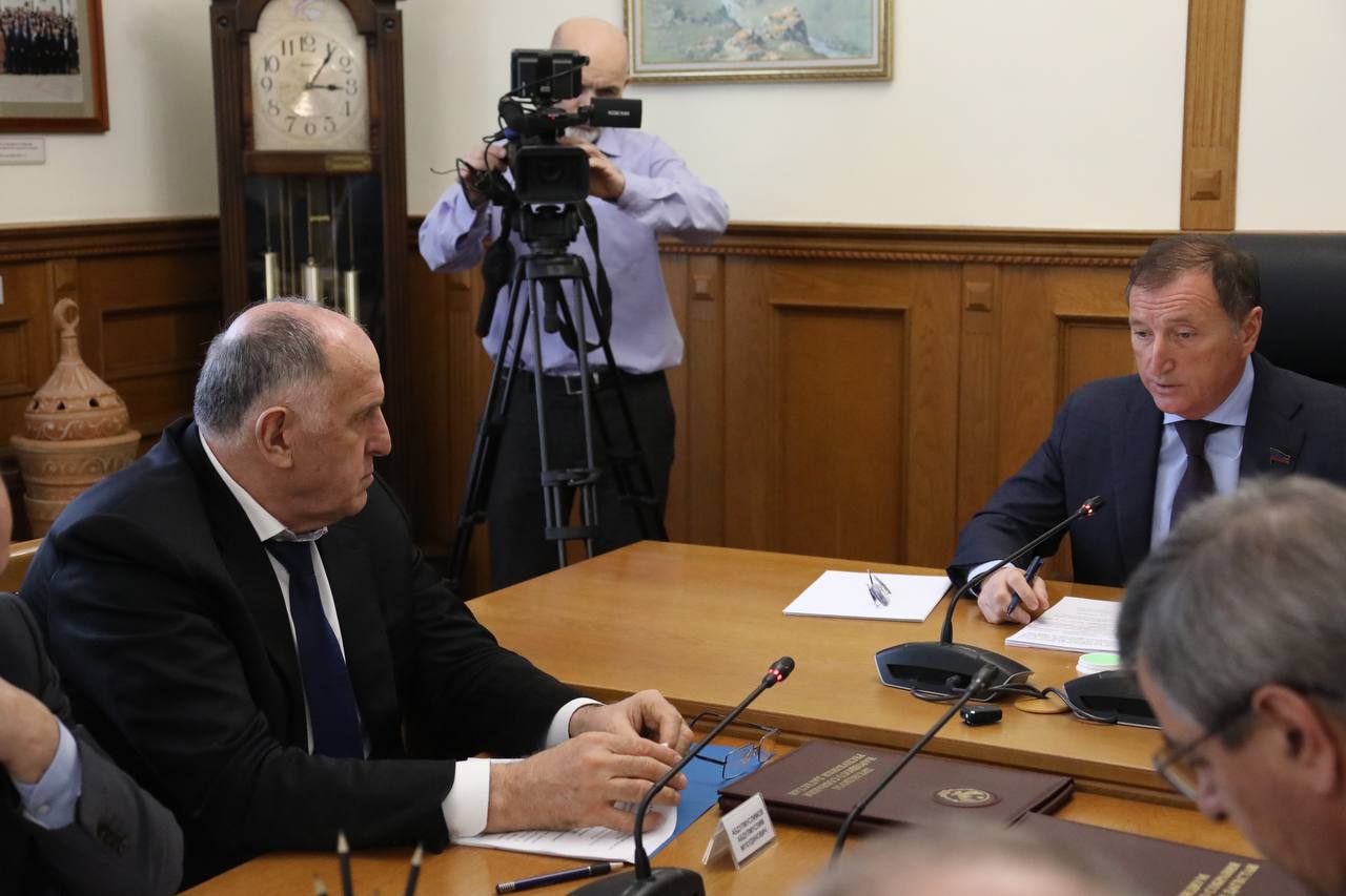 Абдулмуслим Абдулмуслимов встретился с депутатами парламента Дагестана в преддверии выступления с Отчетом о работе Правительства за 2024 года