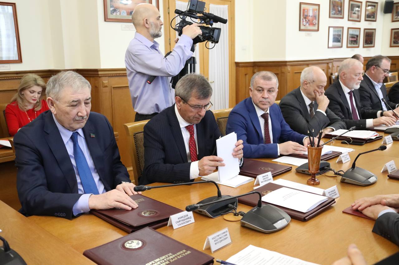 Абдулмуслим Абдулмуслимов встретился с депутатами парламента Дагестана в преддверии выступления с Отчетом о работе Правительства за 2024 года
