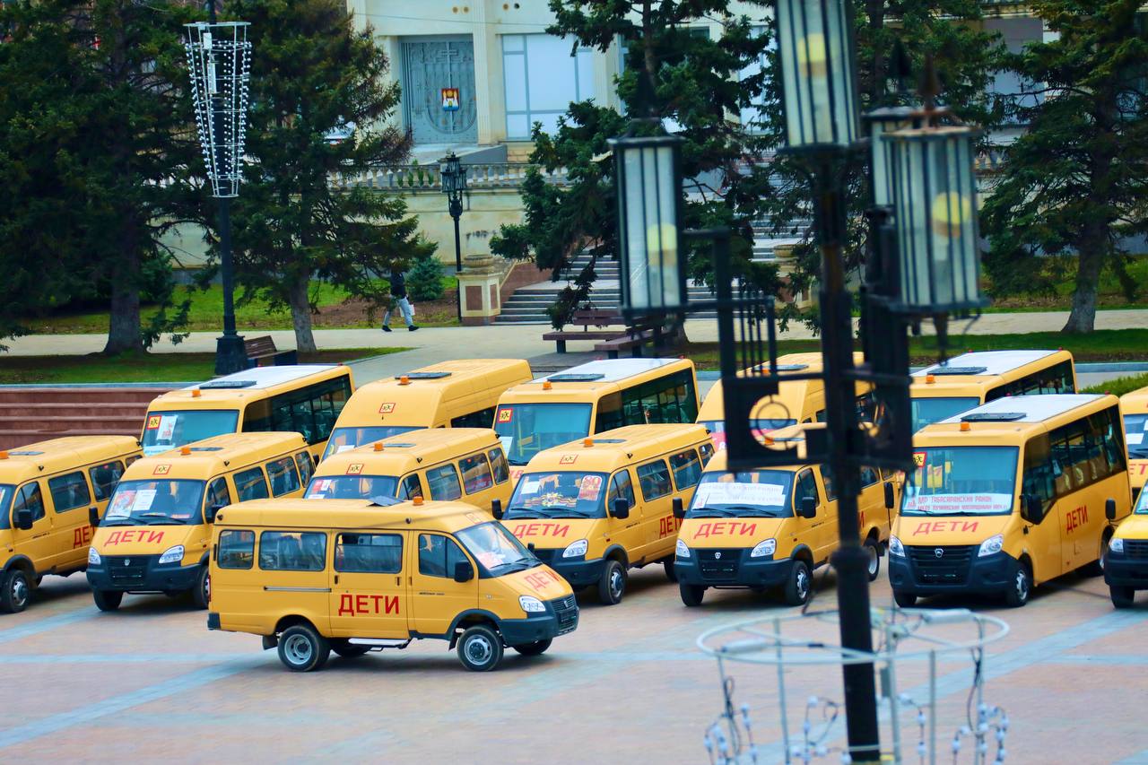 50 единиц нового автотранспорта передали в школы Дагестана