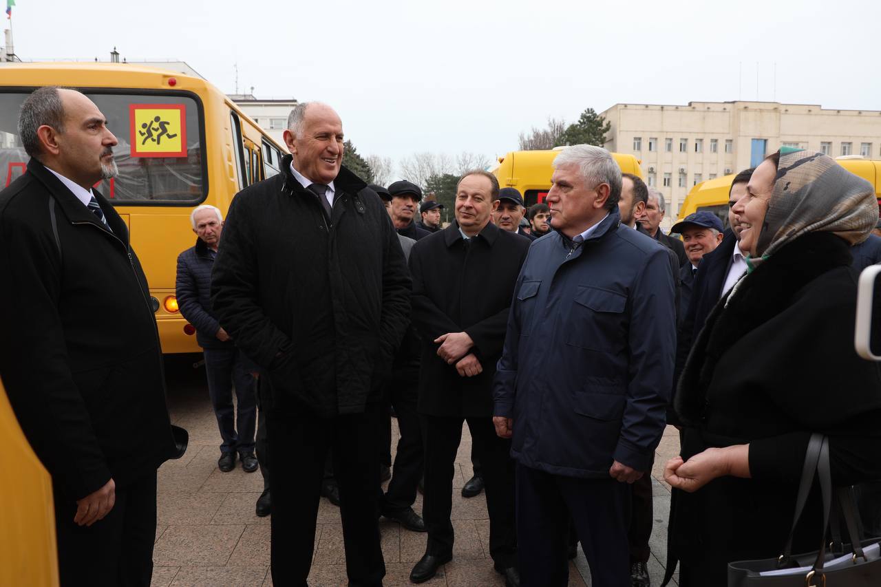 50 единиц нового автотранспорта передали в школы Дагестана