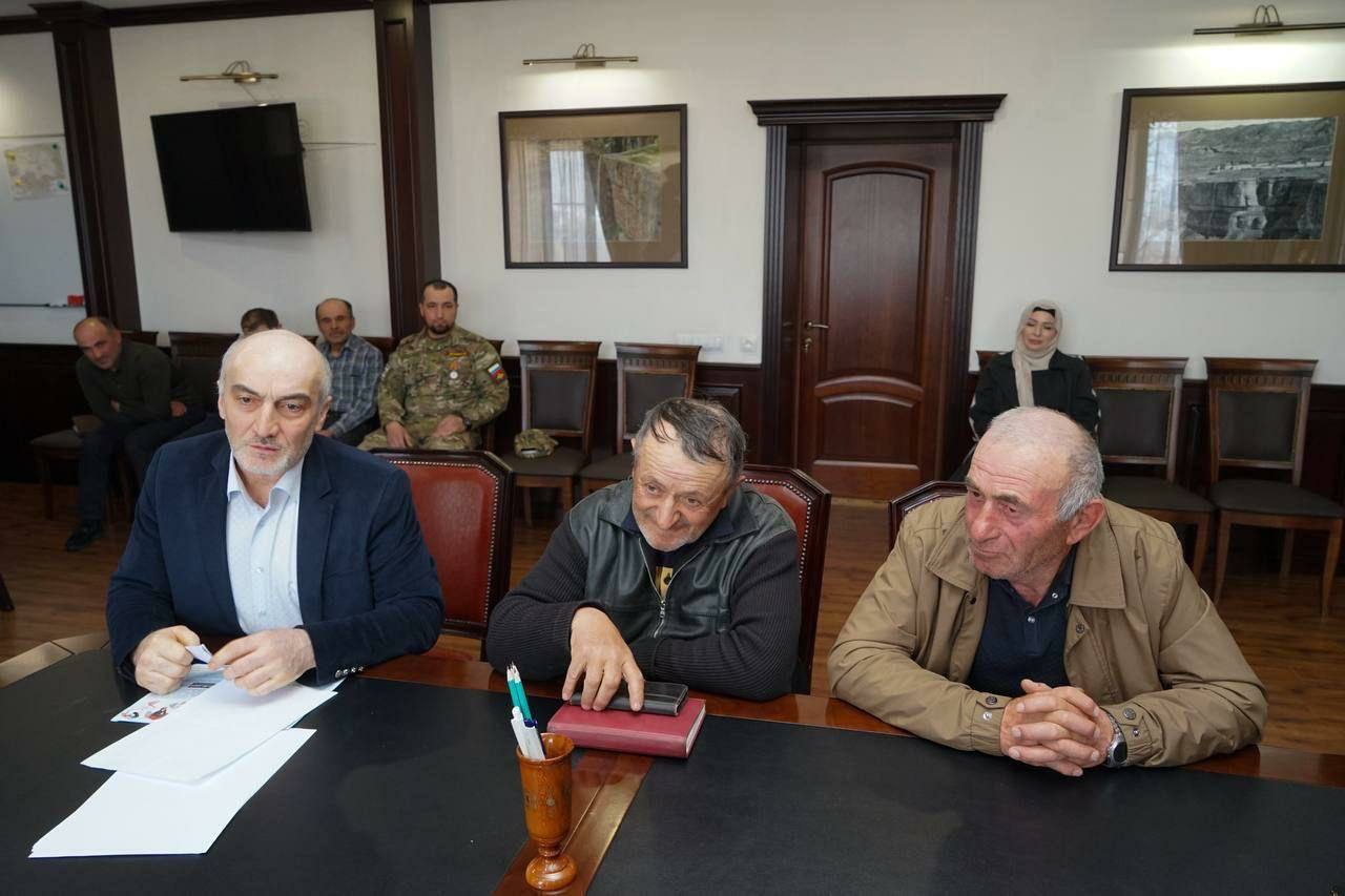 Абдурахман Махмудов провёл личный приём граждан в Хунзахском районе