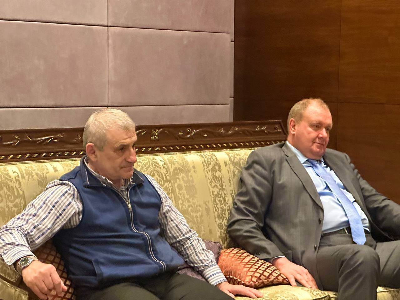 Премьер Дагестана прибыл в Оман с официальным визитом
