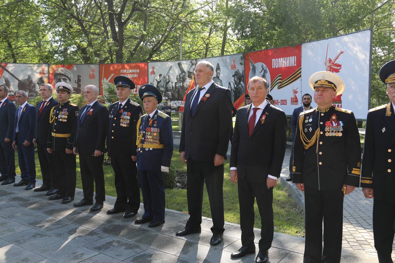 В День 80-летия Победы Абдулмуслим Абдулмуслимов возложил цветы к памятнику Воина-освободителя у Вечного Огня