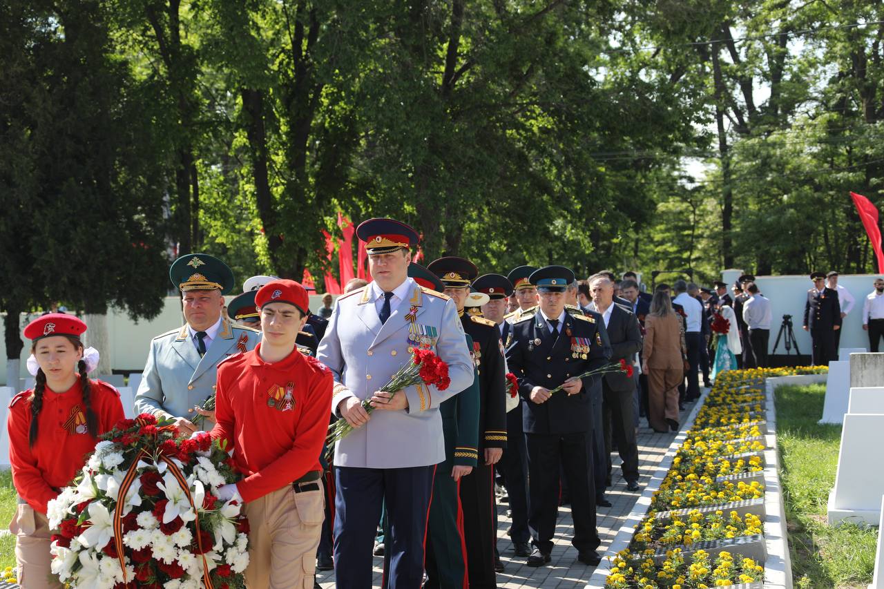 На воинском кладбище в Махачкале возложили цветы к могилам военнослужащих