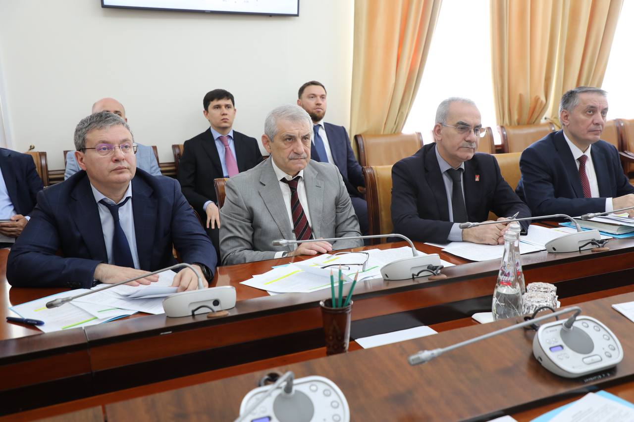 Абдулмуслим Абдулмуслимов поручил усилить контроль за реализацией нацпроектов в Дагестане