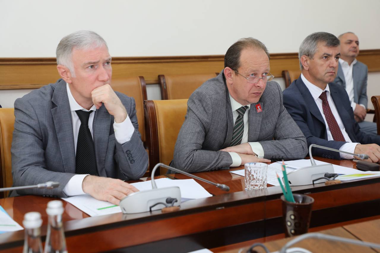 Абдулмуслим Абдулмуслимов поручил усилить контроль за реализацией нацпроектов в Дагестане