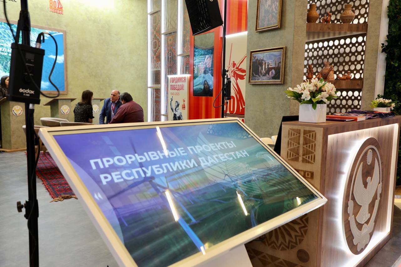 Абдулмуслим Абдулмуслимов посетил стенд Дагестана на КИФ-2025