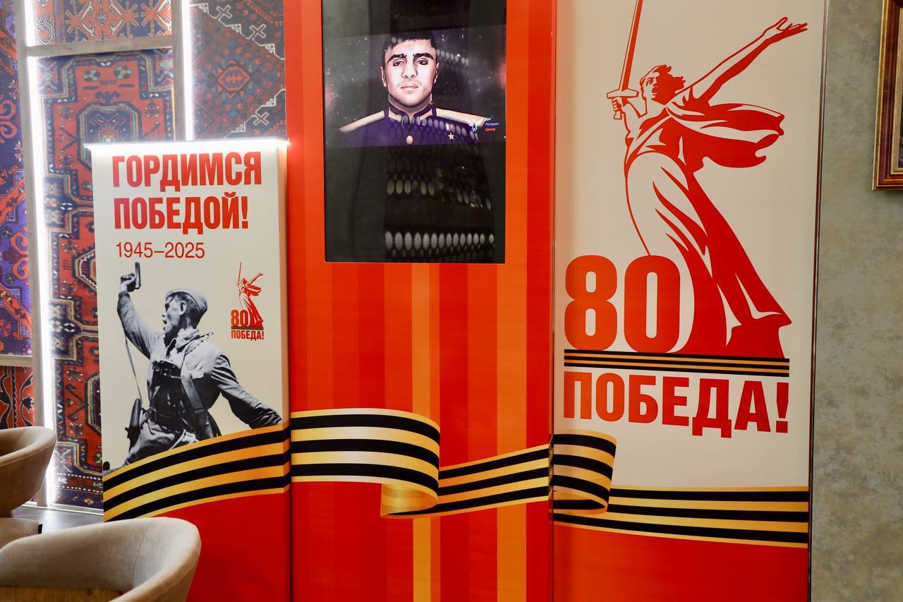 Абдулмуслим Абдулмуслимов посетил стенд Дагестана на КИФ-2025