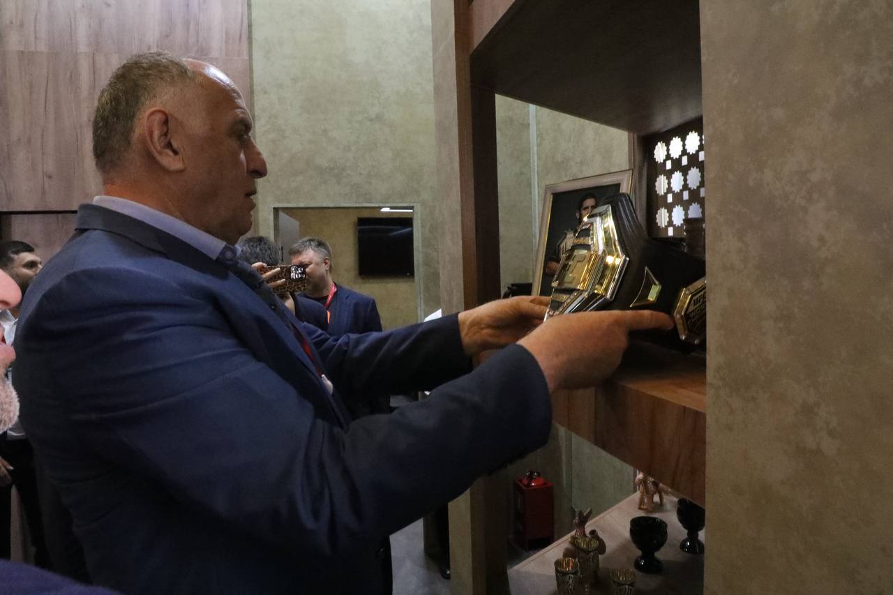 Пояс Ислама Махачева представлен на Кавказском инвестиционном форуме